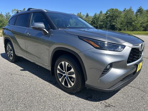 Used 2026 Toyota Highlander XLE AWD/4WD image 3