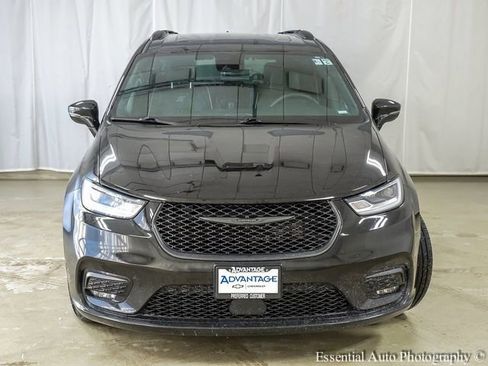 Used 2025 Chrysler Pacifica Limited image 5