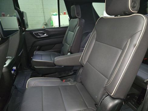 Used 2023 GMC Yukon SLT w/ SLT Premium Package image 14