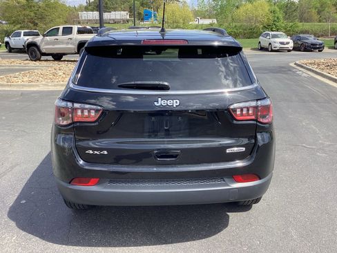 Used 2024 Jeep Compass Latitude AWD/4WD image 3