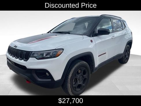 Used 2023 Jeep Compass Trailhawk w/ Trailhawk Convenience Group AWD/4WD image 3