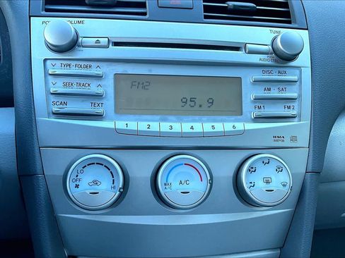 Used 2011 Toyota Camry LE image 34