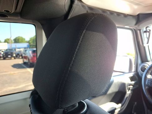 Used 2018 Jeep Wrangler Sport AWD/4WD image 14
