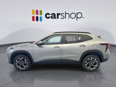 Used 2024 Chevrolet Trax LT w/ Driver Confidence Package FWD image 2
