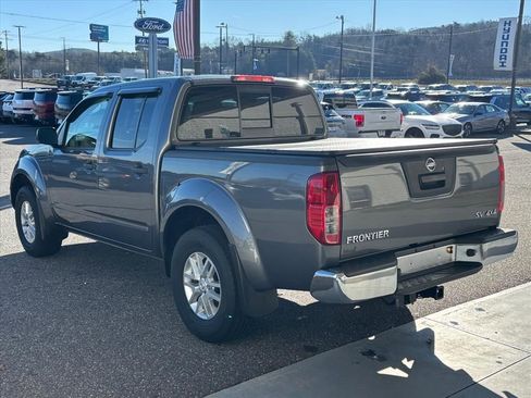 Used 2019 Nissan Frontier SV image 2