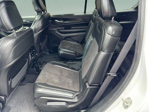 Used 2023 Jeep Grand Cherokee L Laredo RWD image 11
