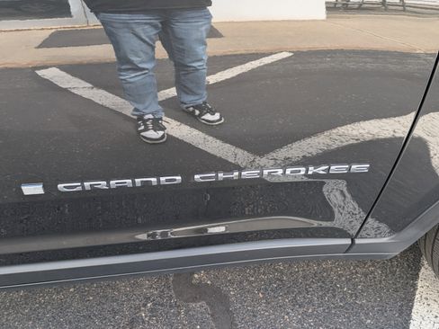 Used 2024 Jeep Grand Cherokee Limited image 28