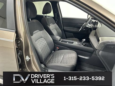 Used 2025 Nissan Kicks SV AWD/4WD image 22