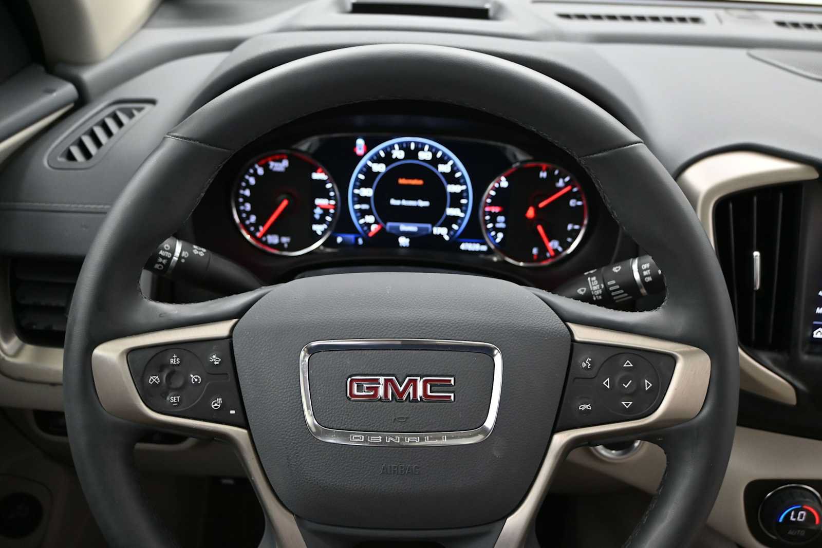 Used 2024 GMC Terrain Denali w/ Denali Premium Package AWD/4WD image 12