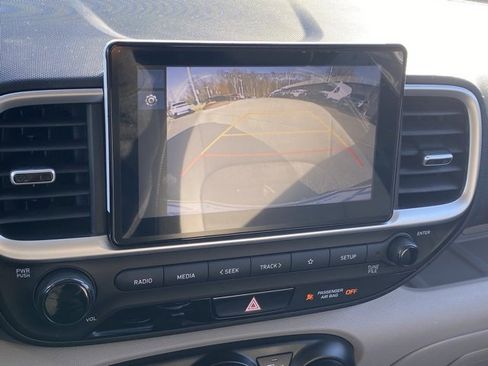 Used 2023 Hyundai Venue SEL image 3