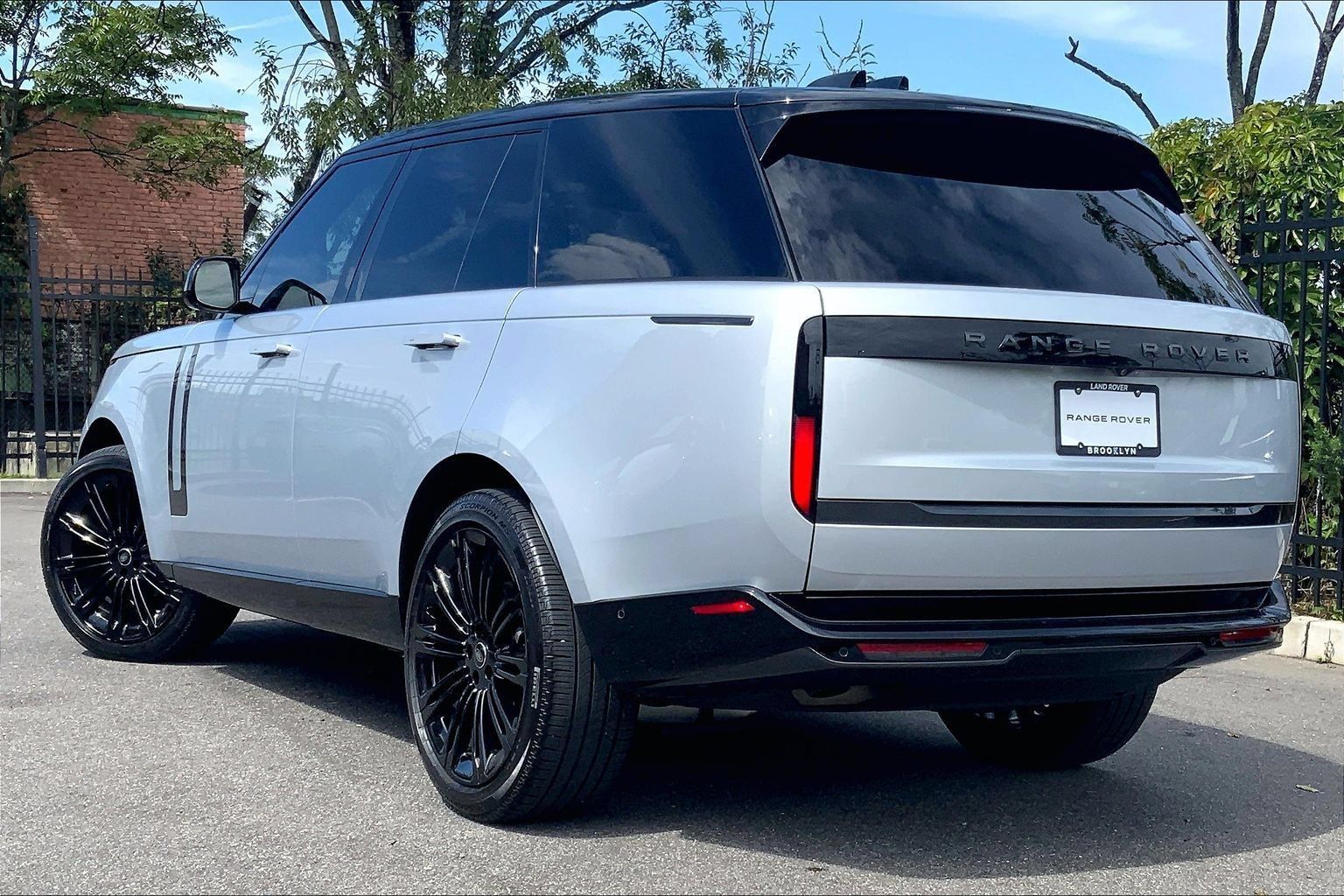 Certified 2025 Land Rover Range Rover SE AWD/4WD image 11