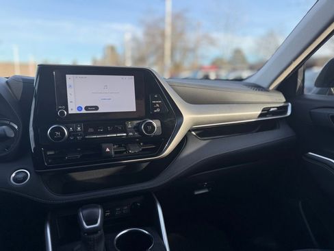 Used 2024 Toyota Highlander LE image 28