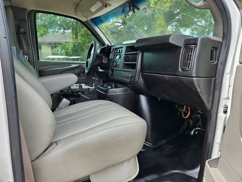 Used 2014 Chevrolet Express 2500 image 17