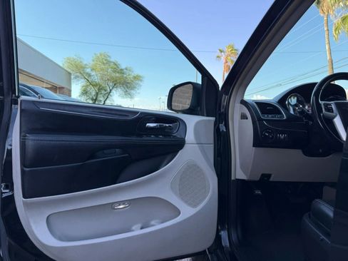 Used 2016 Chrysler Town & Country Touring FWD image 35