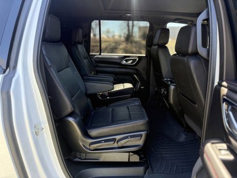 Used 2022 Chevrolet Suburban RST w/ Sport Performance Package image 13