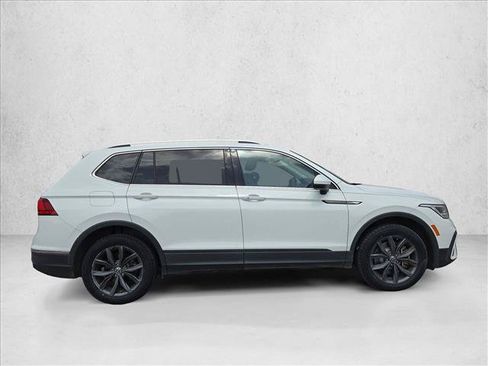 Used 2022 Volkswagen Tiguan SE w/ Panoramic Sunroof Package FWD image 4