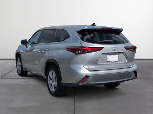 Used 2023 Toyota Highlander LE FWD image 4