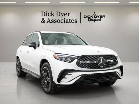 Used 2025 Mercedes-Benz GLC 300 4MATIC image 1