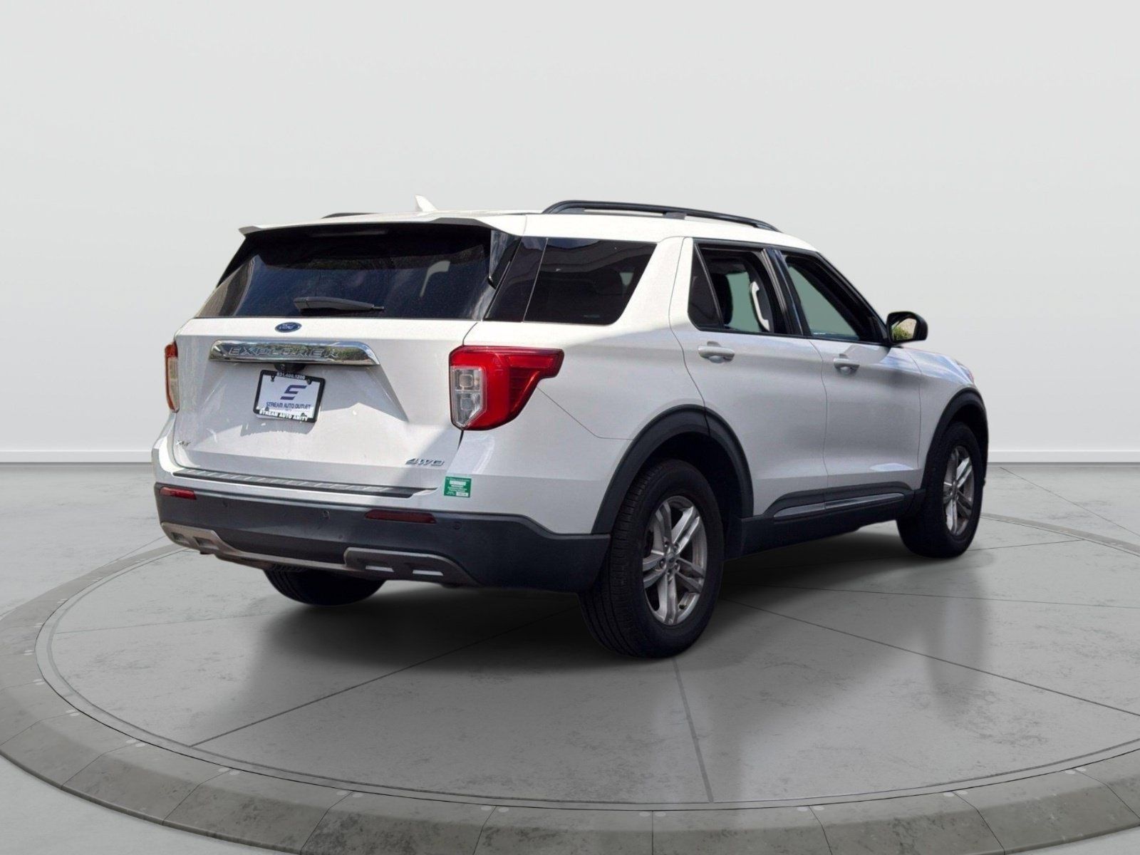 Used 2021 Ford Explorer XLT w/ Equipment Group 202A AWD/4WD image 7