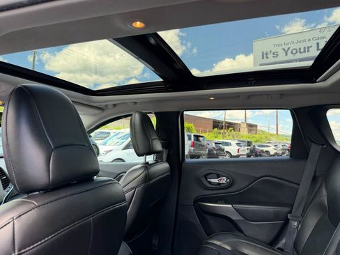 Used 2019 Jeep Cherokee Latitude Plus w/ Comfort/Convenience Group AWD/4WD image 13
