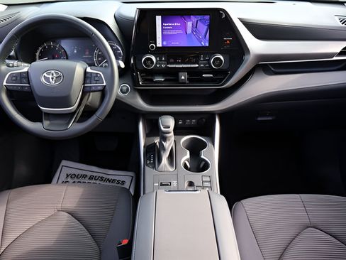 Used 2023 Toyota Highlander LE FWD image 12
