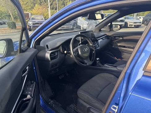 Used 2019 Toyota C-HR XLE FWD image 4