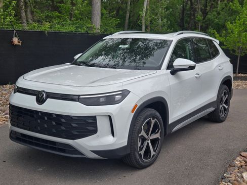 New 2026 Volkswagen Tiguan SE AWD/4WD image 1