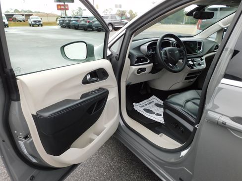 Used 2022 Chrysler Pacifica Touring-L image 8