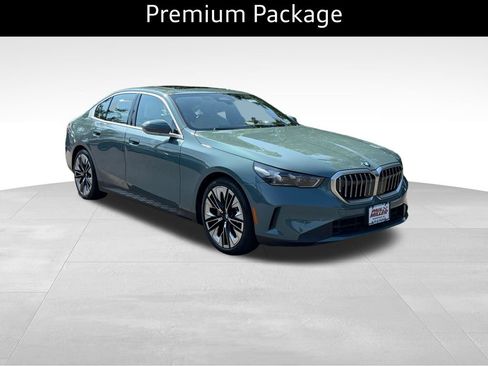 Used 2024 BMW 530i xDrive w/ Premium Package AWD/4WD image 4