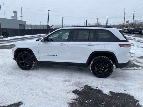 Used 2024 Jeep Grand Cherokee Altitude image 8