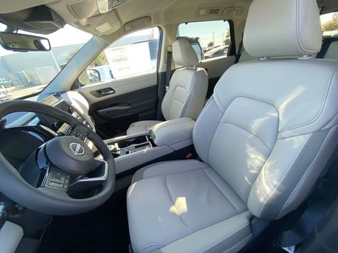 New 2025 Nissan Pathfinder SL image 12