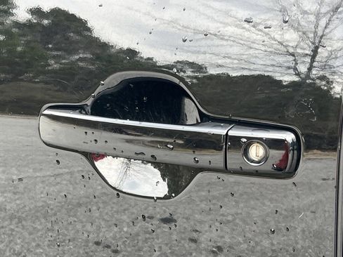 Used 2023 Nissan Frontier SV image 31