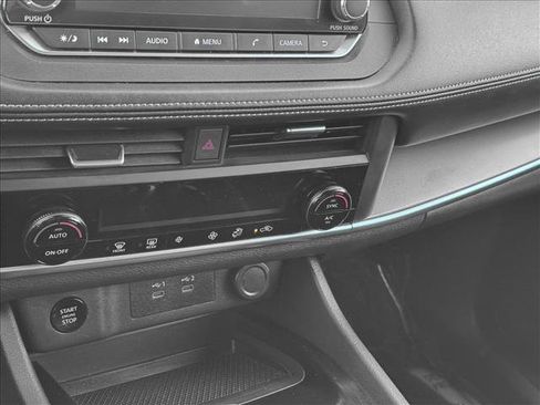 Used 2024 Nissan Rogue SV image 13