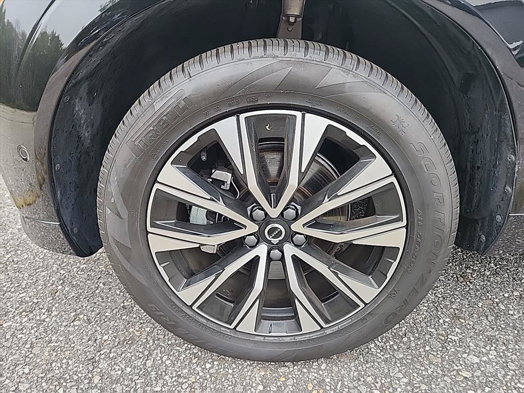 Certified 2025 Volvo XC60 B5 Plus w/ Climate Package AWD/4WD image 8