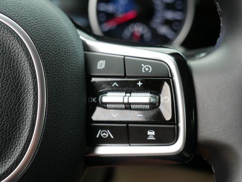 Certified 2023 Kia Carnival EX FWD image 29