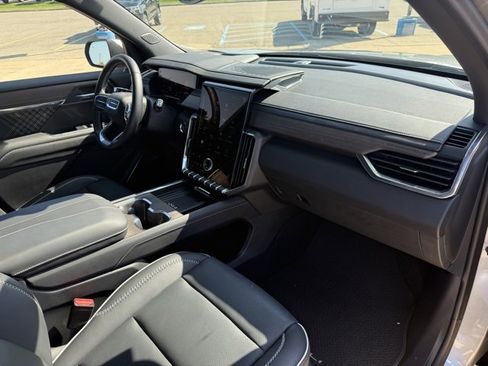 Used 2024 GMC Acadia Denali image 30