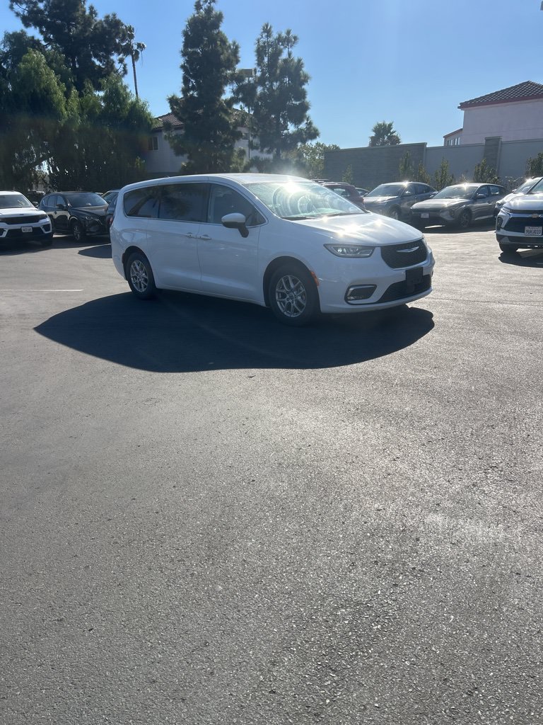 Used 2023 Chrysler Pacifica Touring-L FWD image 5