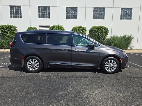 Used 2019 Chrysler Pacifica Touring-L FWD image 9