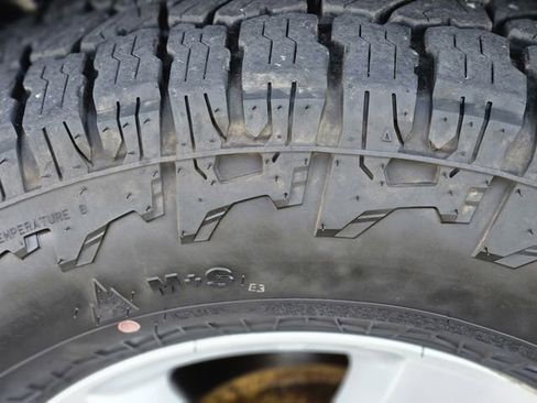 Used 2019 RAM 1500 Classic SLT w/ Luxury Group image 11