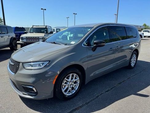 Used 2025 Chrysler Pacifica Select FWD image 3