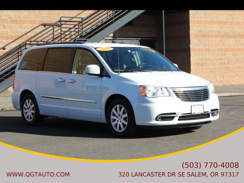 Used 2016 Chrysler Town & Country Touring w/ Driver Convenience Group image 8