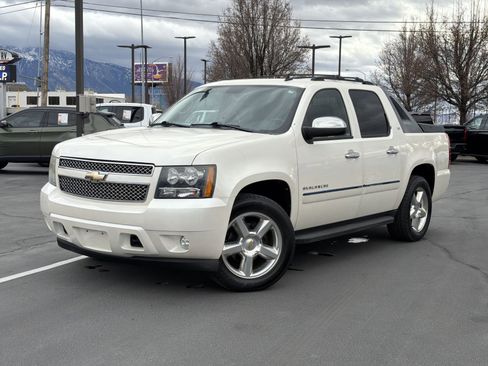 Used 2011 Chevrolet Avalanche LTZ image 2
