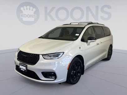 Used 2021 Chrysler Pacifica Limited w/ Uconnect Theater Family Group