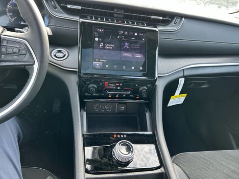 Used 2025 Jeep Grand Cherokee Altitude image 41