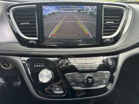 Used 2024 Chrysler Pacifica Touring FWD image 18
