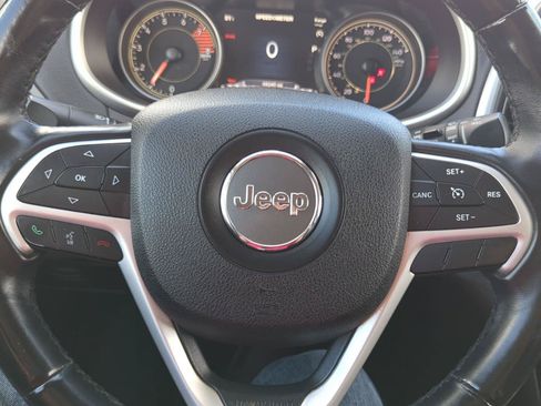 Used 2017 Jeep Cherokee Trailhawk AWD/4WD image 15