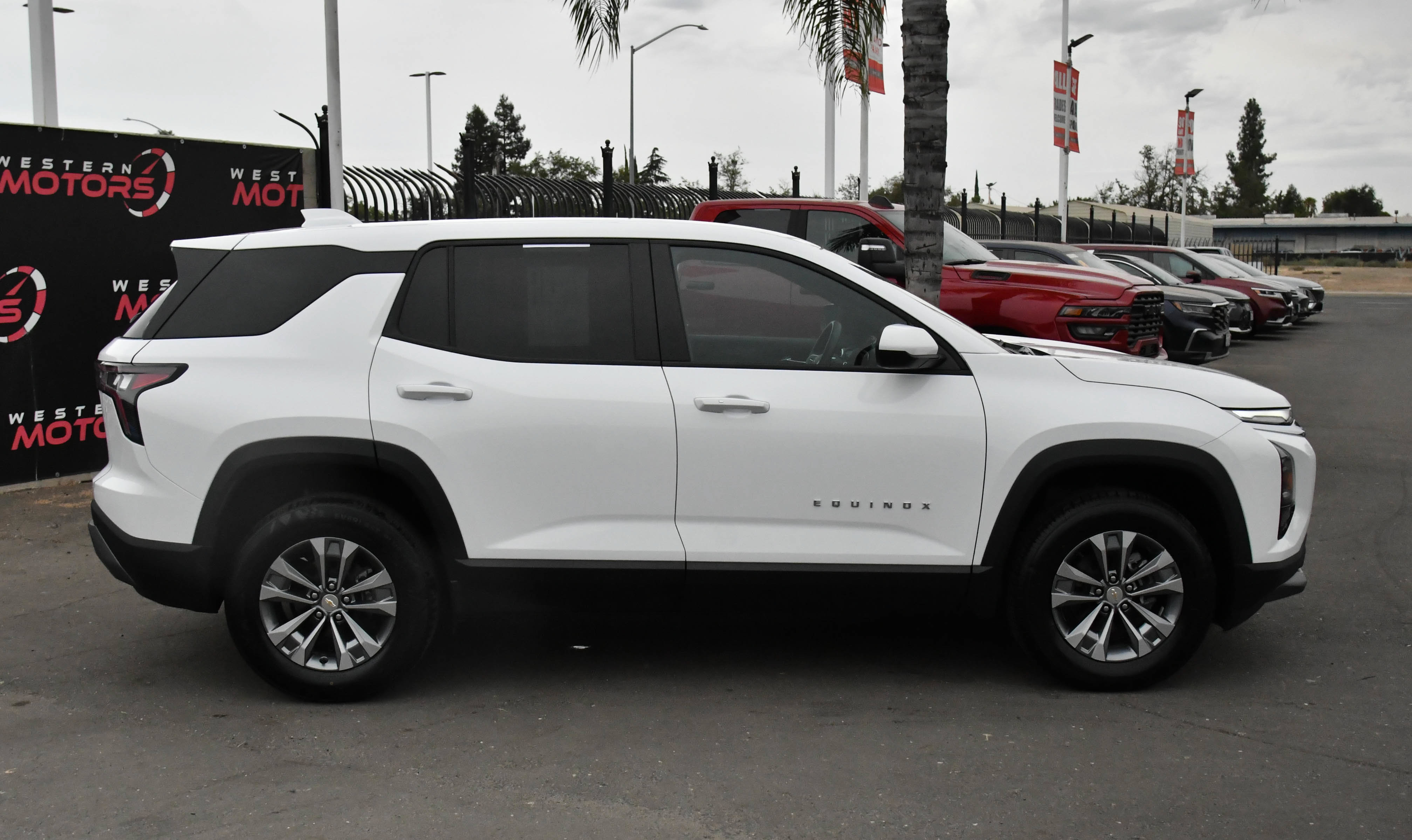 Used 2025 Chevrolet Equinox LT FWD image 9