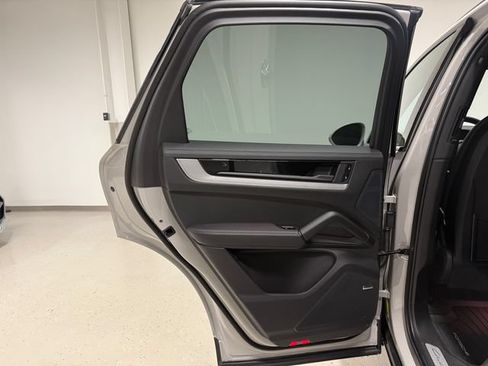 Certified 2026 Porsche Cayenne E-Hybrid AWD/4WD image 35