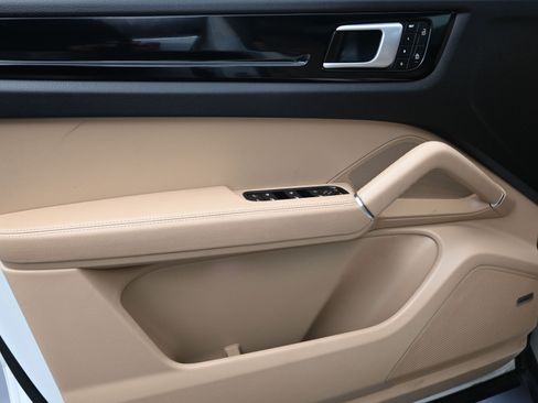 Used 2022 Porsche Cayenne image 19