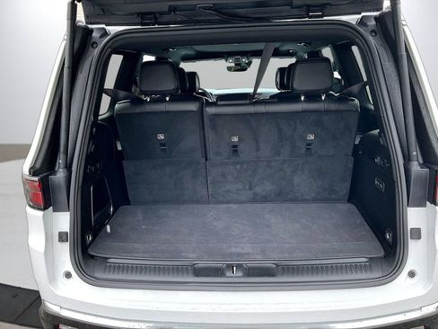 Certified 2025 Jeep Wagoneer Series III w/ Premium Group I AWD/4WD image 28